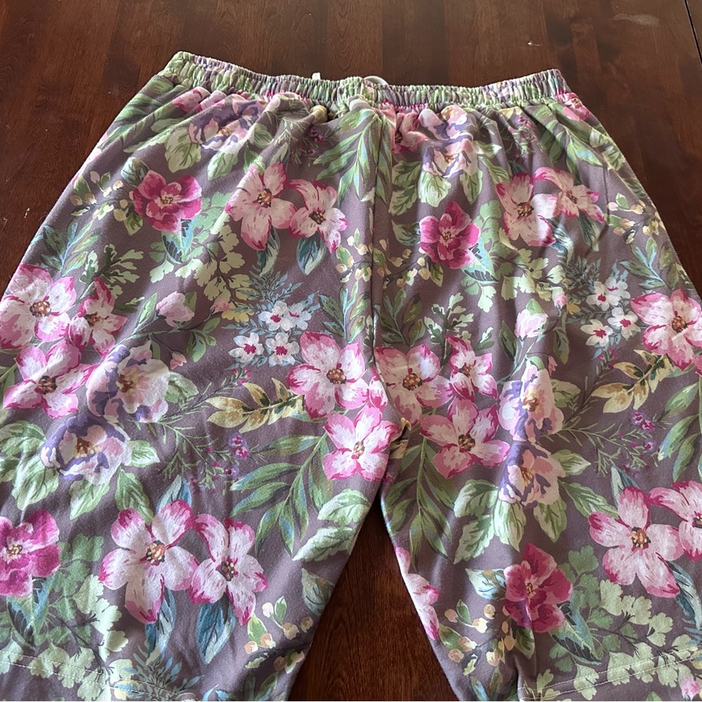 Pixie Lady Grey Floral Shorts 1X - Picture 4 of 5
